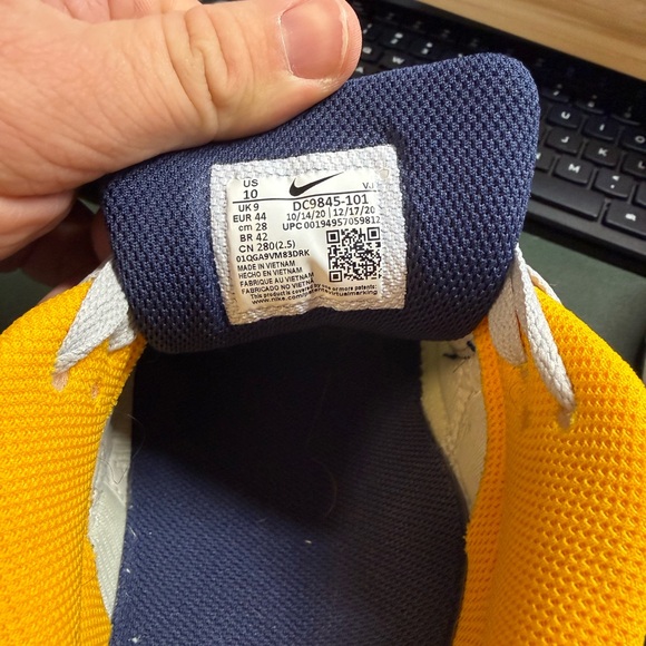 Nike Air Max in Navy and Gold - Picture 7 of 7